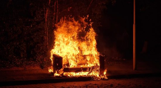 Brandweer rukt uit voor brandend bankstel in Sneek