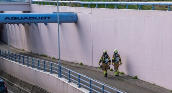 Fietspad in aquaduct Sneek afgesloten wegens vreemde lucht