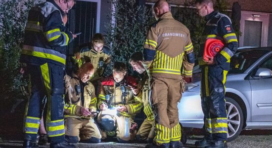 Brandweer spoelt riool wegens stank in meerdere woningen Sneek