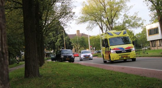 Auto en fietser botsen in Sneek