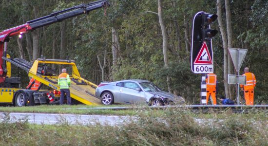 Auto van de weg op toerit A7 bij Bolsward