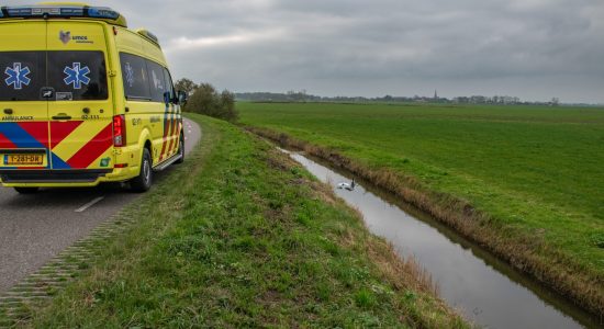 Motorrijder belandt in sloot en raakt gewond Tjalhuizum