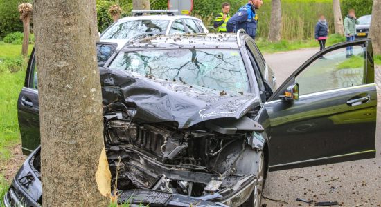 Twee gewonden na botsing tegen boom in Bolsward