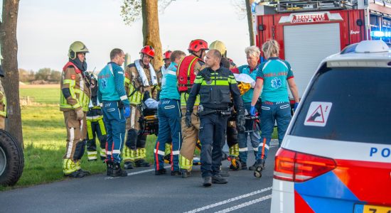 Automobilist onder invloed botst op twee auto’s en raakt te water op N354 Jutrijp