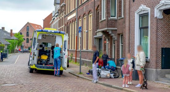 Scooterrijdster gewond bij botsing met auto in Sneek