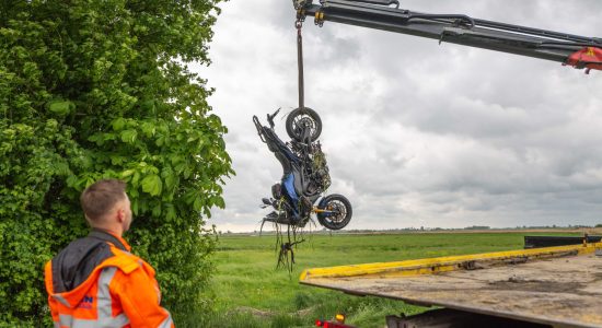 Motor in sloot; motorrijder ernstig gewond bij Abbega