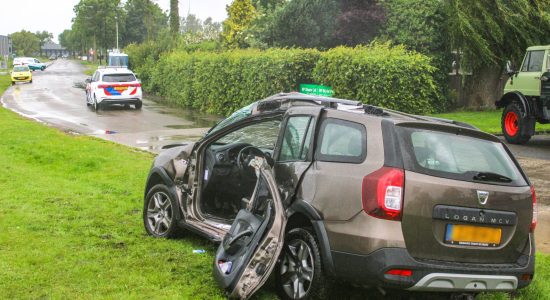 Auto aangereden door vrachtwagen in Bolsward; Twee gewonden
