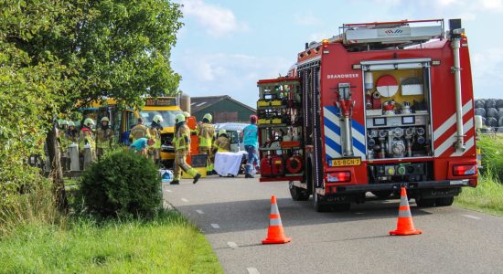 Twee gewonden bij ernstig ongeval tussen auto en lijnbus in Ferwoude