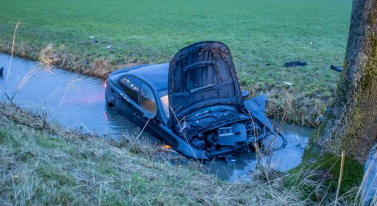 Auto raakt te water aan de Hegedyk in Boazum