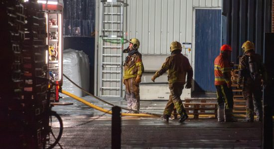 Groot alarm voor brand bij fabriek in IJlst