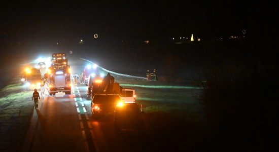 Zoekactie naar mogelijk te water geraakte auto langs Westergoawei bij Burgwerd