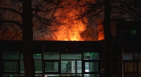 Vlammen slaan boven het dak uit bij CSG Bogerman in Sneek