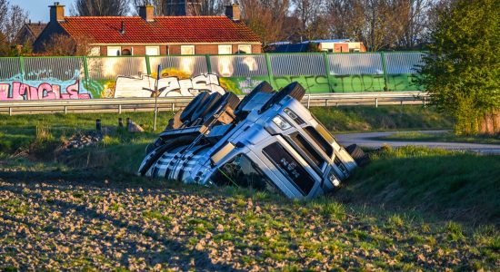 Vrachtwagen met mest op de kop in sloot Zurich