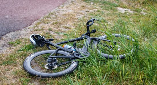 Wielrenner gewond na botsing met auto Tjalhuizum