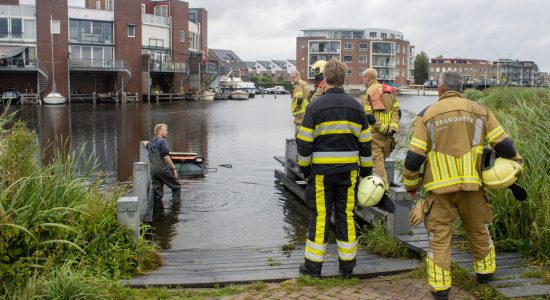 Trekker van gemeente duikt het water in bij Sneek