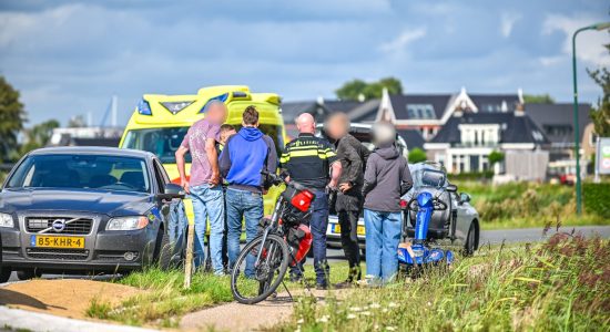 Persoon op scootmobiel belandt in sloot en wordt gered door omstander in Oosthem