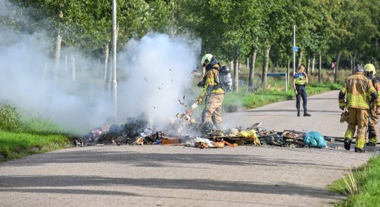 Inhoud vuilniswagen vliegt in brand in Sneek