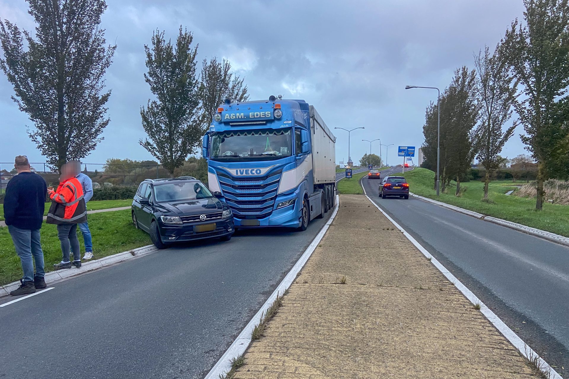 Vrachtwagen en personenauto botsen op N354 bij Sneek